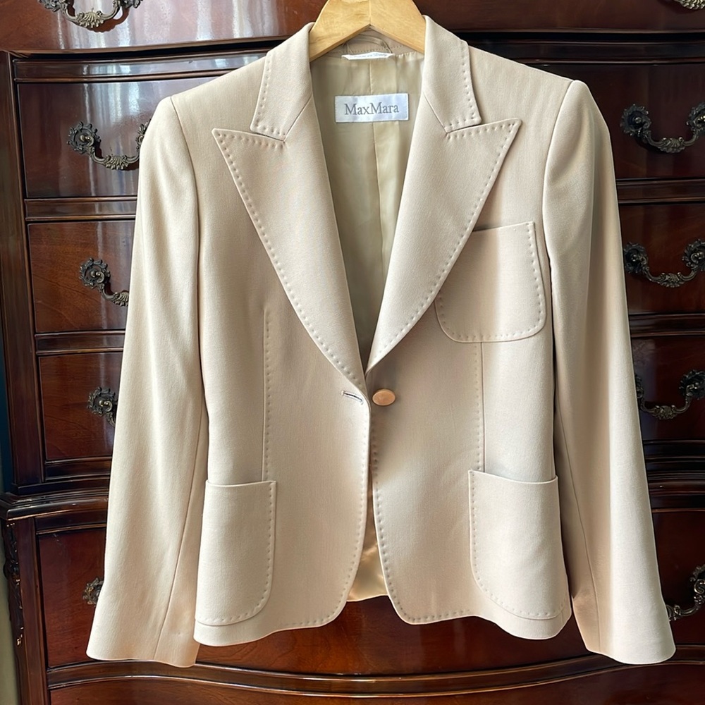 Beautiful MaxMara jacket in excellent condition. Made in Italy Size US 2